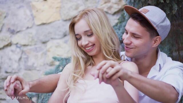 उमसदार  Leila का खड़े कुत्ते शैली विड.