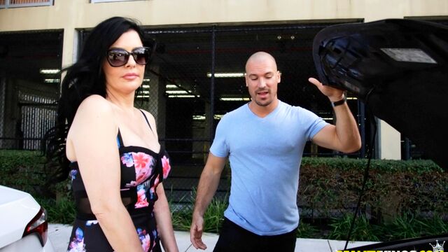 Natalie Lovenz in trailer tette di media grandezza di Milf Hunter