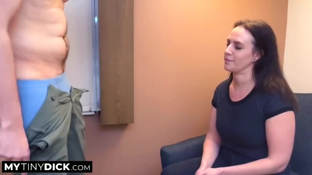 Alisha Adams en pornografía de mujer vestida hombre desnudo de My Tiny Dick