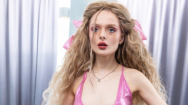 Accattivante scopamica partecipa in scena ragazzina