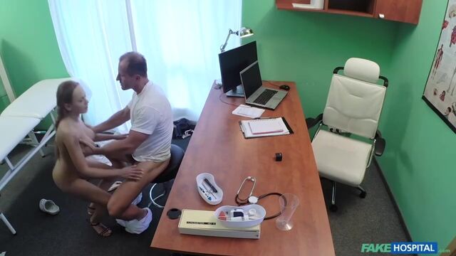 Clip con la perversa Katerina Muti con Cabello castaño de Fakehub