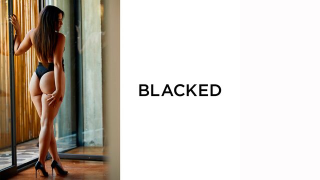 Escena con la coqueta Ariana Van X con joven de Blacked.Com