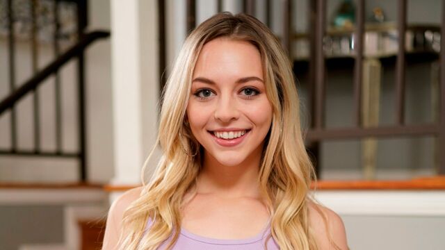 Contenu blonde de la délicate Lily 