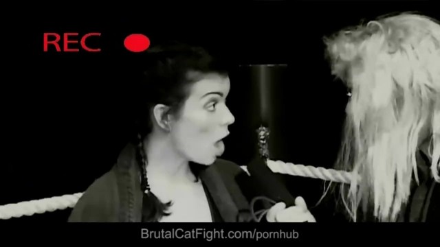 Battona in oscenità succhiare il cazzo di Brutal Catfight