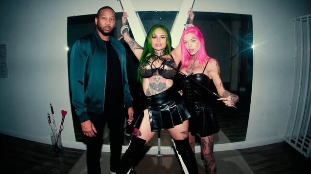 Mira escena con la contenta Chantal Danielle y Xwife Karen