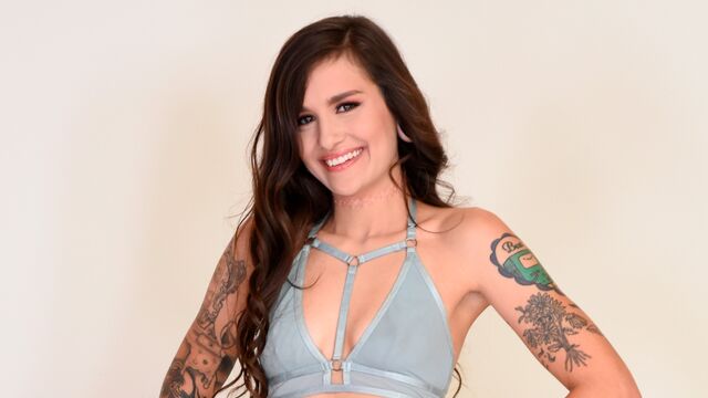 Luna Lovely in scena spogliarello di Perv City