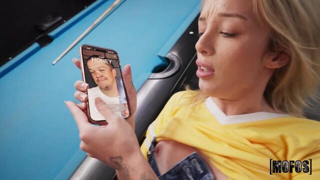 Teenie Sexfilm mit verzückter Ashlyn Angel von Mofos