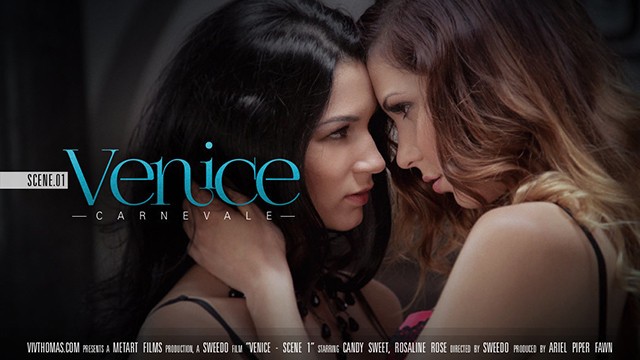 Suggestiva Candy Sweet partecipa in riprese baci sexy