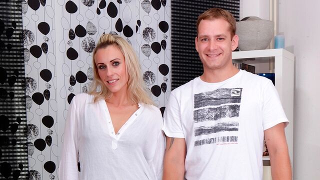 Sorridente Brittany Lawrence in oscenità lunghi capelli