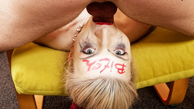 La souple coquine dans bande-annonce sucer une queue