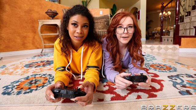 Jeni Angel e Madi Collins in video cowgirl di Brazzers Exxtra