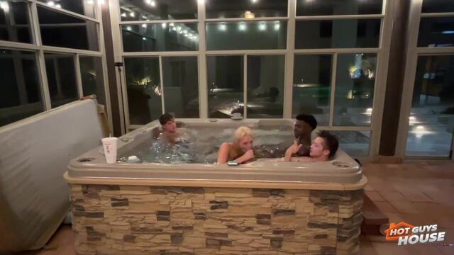 Watch indescribable Ellie Smoke's clip