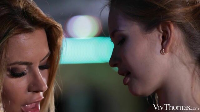 Stella Cardo y Dorothy Black en porno de besando de Viv Thomas