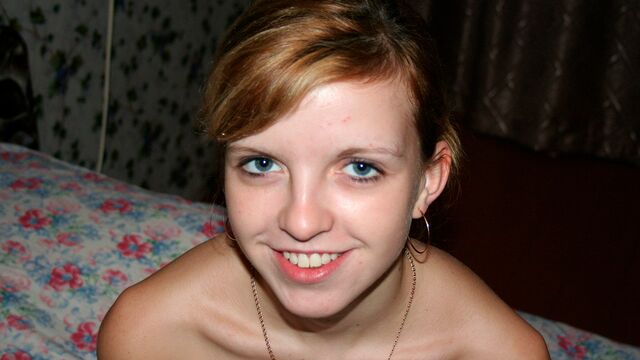 L'attachante Simona dans séquence cow-girl