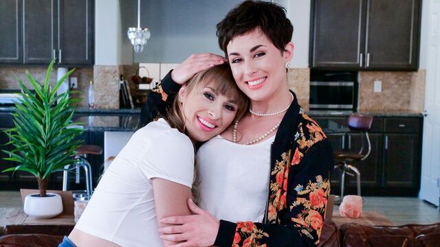 Insolita Olive Glass e Angel Youngs - film culo grande - Bad Milfs