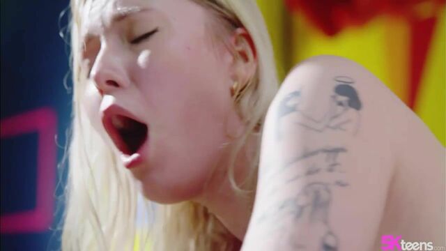 Vídeo de tetas naturales protagonizado por la excitante Mimi Cica