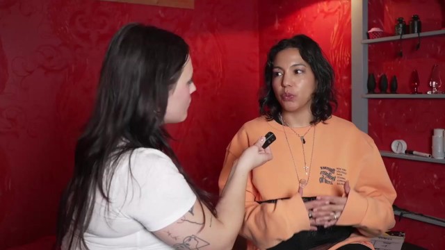 Mia Stone et Miss Flora dans pornographie petite jeune de Cheex