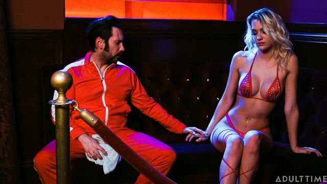 Tenerissima Kenna James partecipa in clip bikini