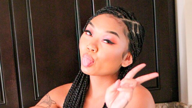 Sun-tanned trailer with classy Lina Flex from Exxxtra Small