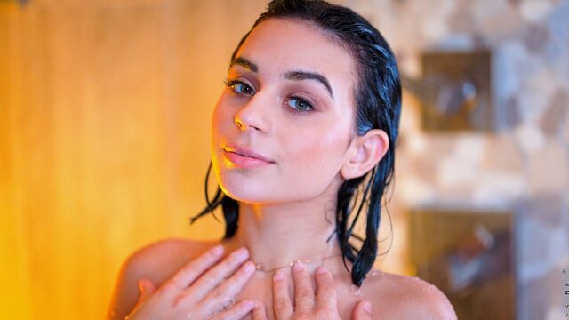 Aria Valencia dans contenu cheveux courts de Nubiles.net