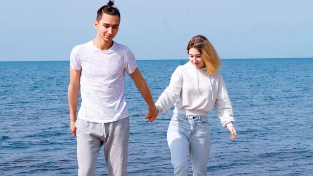 Kamilla D em cama trailer no Club Sweethearts