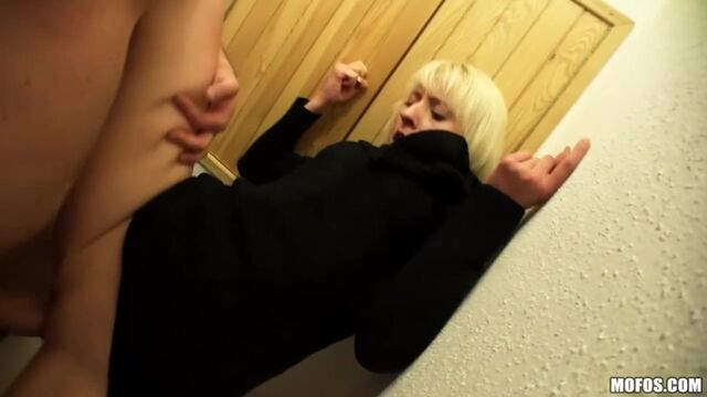 Oral Clip mit hübscher Pornostar von Mofos