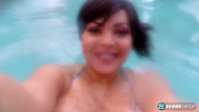 Cat Bangles in xxx bikini di XL Girls