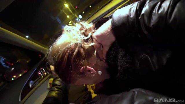 La deslumbrante Lucy Tucy - clip de rubia - Street Whores