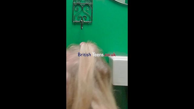 British Teens présente scène jets de sperme de gourgandine