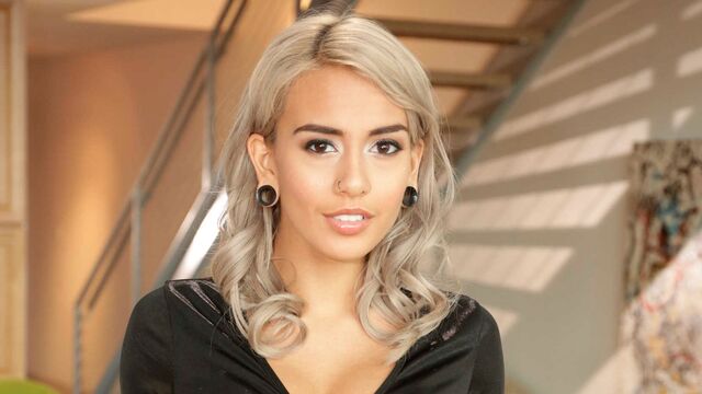 Contenu de pipe avec l'aristocratique Janice Griffith de My Dad's Hot Girlfriend