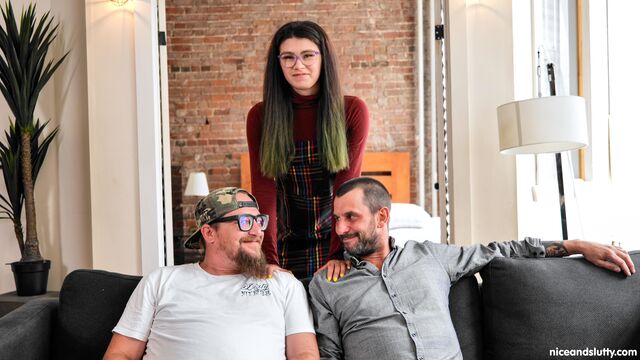 Vivida Ella June in riprese tette di media grandezza