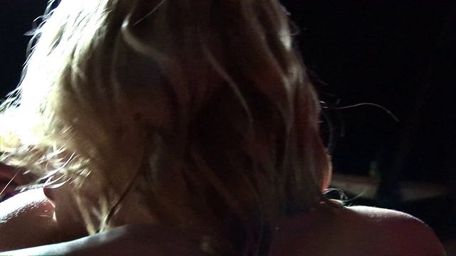 La voluptueuse Jay R et Kat Lee en vedette dans bande-annonce blonde