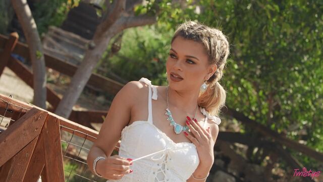 Twistys präsentiert Destiny Cruz's Lockige Haare Sexfilm