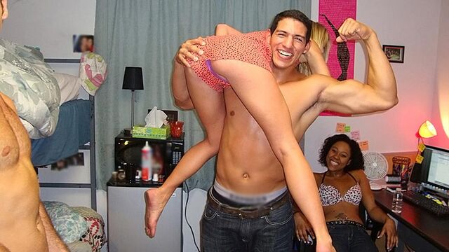 L'aguicheuse  Mandy Armani et Ash dans vidéo baise sur le côté