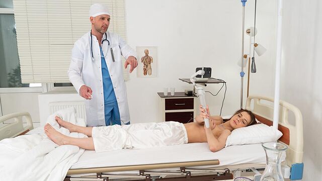 La fragile Baby Doll en vedette dans scène gode