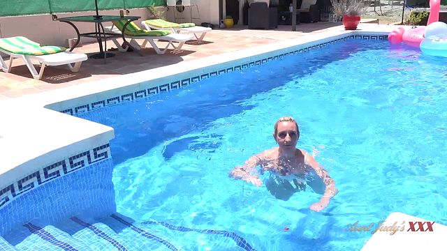 Attraentissima sirenetta - scena solo donna - Aunt Judys XXX