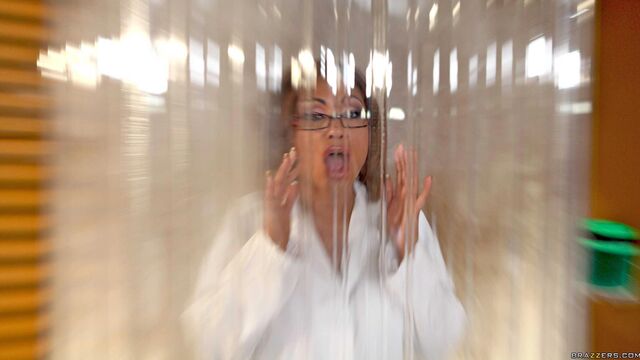 Priya Rai in Oral XXX-Film von Brazzers Exxtra