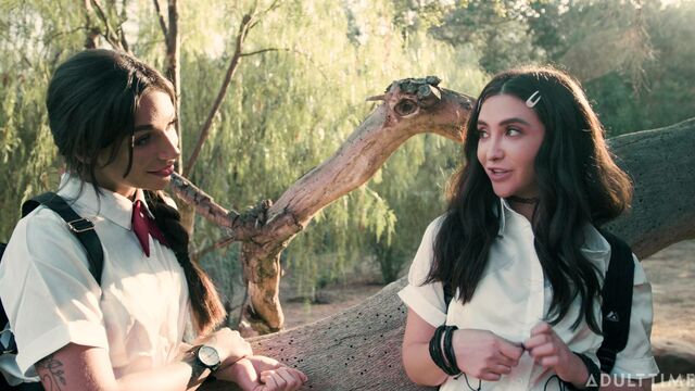 संकोची  Jane Wilde और April Olsen में अभिनय किया श्यामलाआ चलचित्र