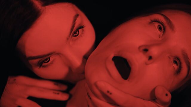 Toma con la romántica Clemence Audiard y Mag Numb con de cabello rojo de Vampired