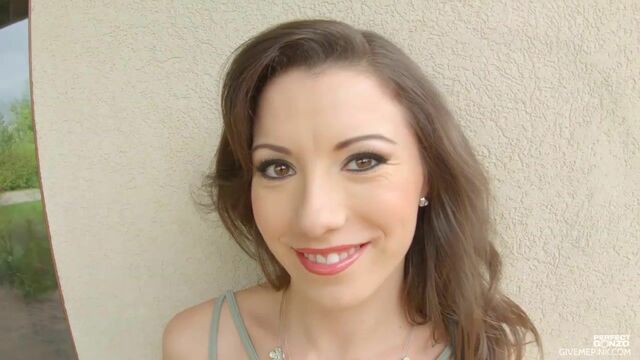 Give Me Pink presenta rodaje con las cabello ondulado de Kitty Saint