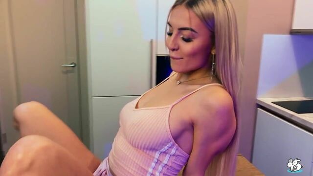 Bande-annonce de sur la table avec la vicieuse princesse de True Amateurs