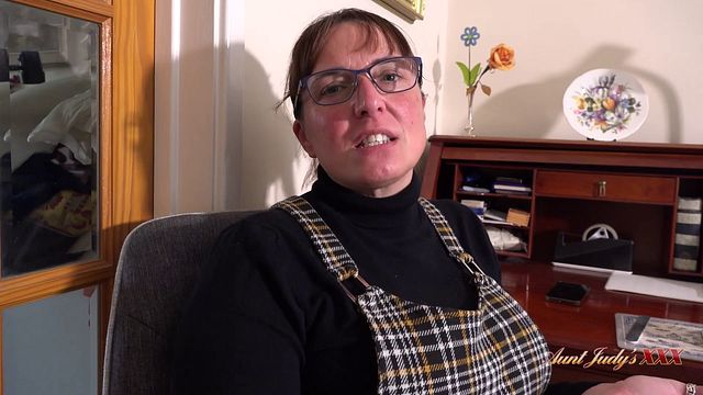 British milf trailer with dollish wooer from Aunt Judys XXX