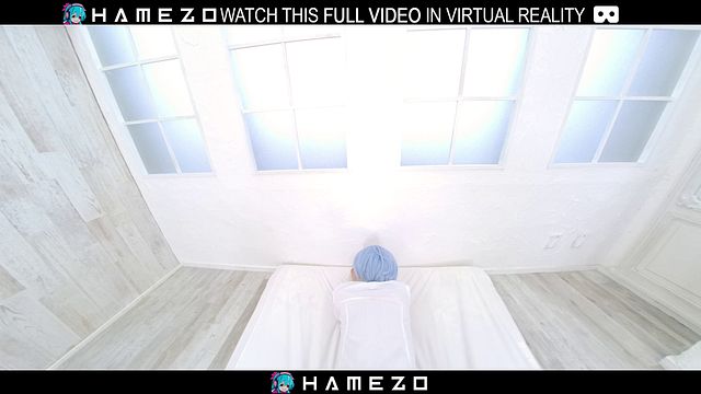 La salace nympho dans contenu chatte humide