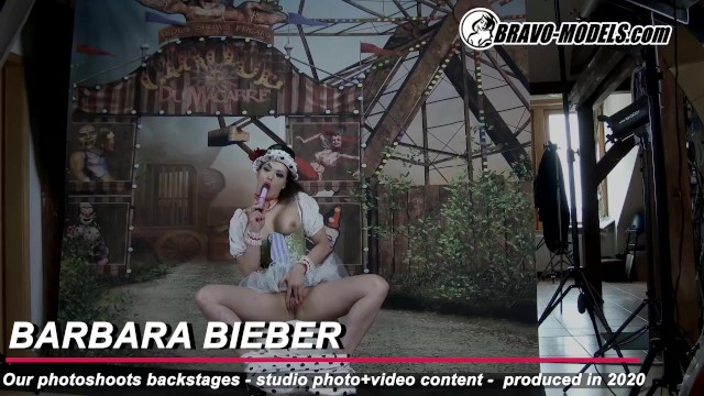 Assista filmagem da sorridente Barbara Bieber