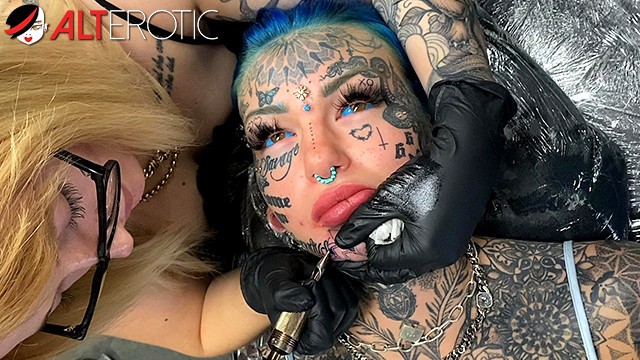 Amber Luke e Amber B in xxx donne tatuate di AltErotic
