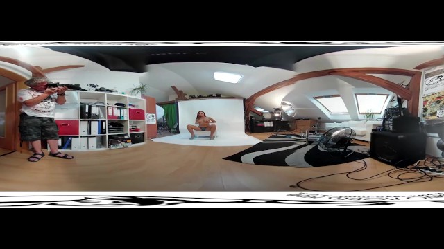 Cativante Ornella Morgan em interpretando gravação