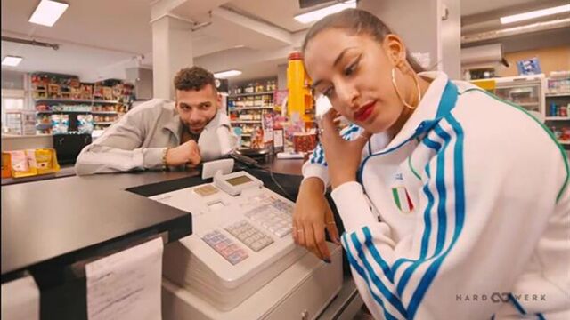 Ben proporzionata Bishop Black e Curved Marvin in porno scopata laterale