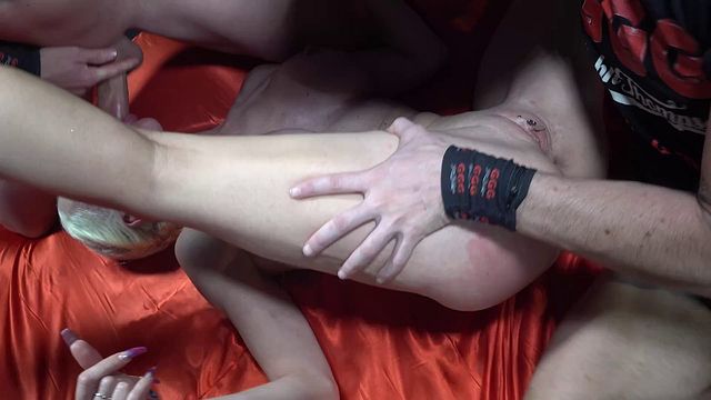 Erotic Planet apresenta tetas grandes cena da golpe