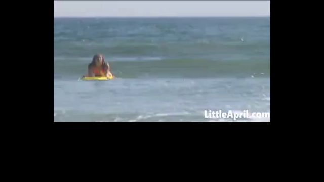 La consumada Little April en película de estrella porno