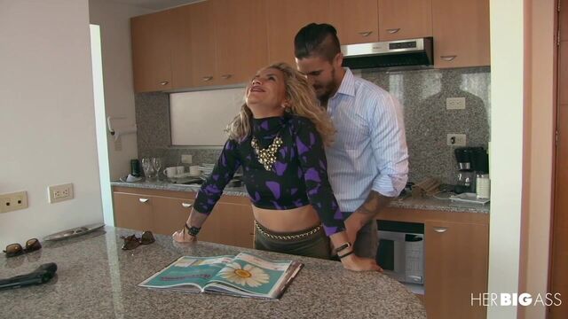 Mamacitaz प्रस्तुत करता है Laura Montenegro का किशोर चलचित्र